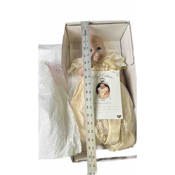 COMMEMORATIVE ADDITION VINYL ROYAL DOLL 2013 Item RD01 - Picture 5 of 16